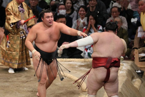 Сэкивакэ Киришима Б.Лхагвасүрэн башёг ганцаараа тэргүүлж эхэллээ