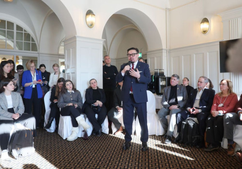 Г.ЗАНДАНШАТАР: СУРАГЧ БҮРИЙН ОНЦЛОГТ НИЙЦҮҮЛСЭН, ХИЙМЭЛ ОЮУНД СУУРИЛСАН “ТУСЛАХ БАГШ” ХӨГЖҮҮЛЖ БАЙНА