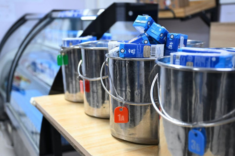 “Сүүн дархлаа” хөтөлбөрийг өргөжүүлэн нийслэлийн ерөнхий боловсролын сургуулийн 189,600 хүүхдэд сүү өгч эхэллээ