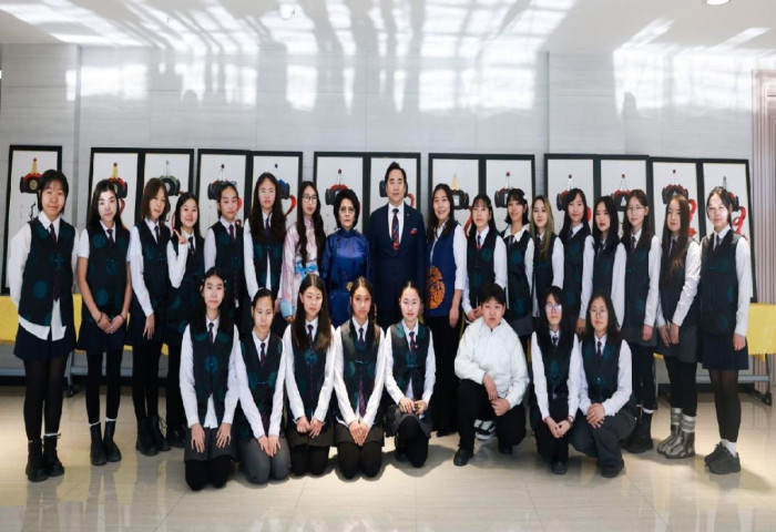 Ерөнхий боловсролын 34 дүгээр сургуулийн багш, сурагчид НИТХ-ын танхимд “Монгол өв соёл” бийрийн бүтээлийн үзэсгэлэнгээ дэлгэлээ