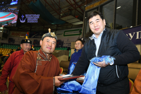 Дархан аварга А.Сүхбат Монгол бөхийн өргөөнд болсон ахмад бөхчүүдийн барилдаанд түрүүллээ