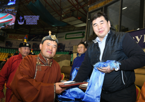 Дархан аварга А.Сүхбат Монгол бөхийн өргөөнд болсон ахмад бөхчүүдийн барилдаанд түрүүллээ