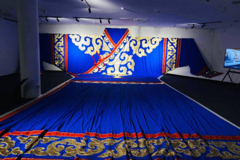 Дэлхийн хамгийн том монгол дээл “Чингис хаан” үндэсний музейд олны хүртээл болж байна