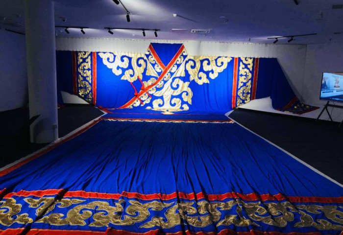 Дэлхийн хамгийн том монгол дээл “Чингис хаан” үндэсний музейд олны хүртээл болж байна