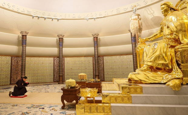 Шинийн нэгний өглөө Монгол Улсын Ерөнхийлөгч У.Хүрэлсүх, Улсын Их Хурлын дарга Н.Учрал, Монгол Улсын Ерөнхий сайд Г.Занданшатар нар Эзэн Богд Чингис хааны шүтээнд хүндэтгэл үзүүлжээ