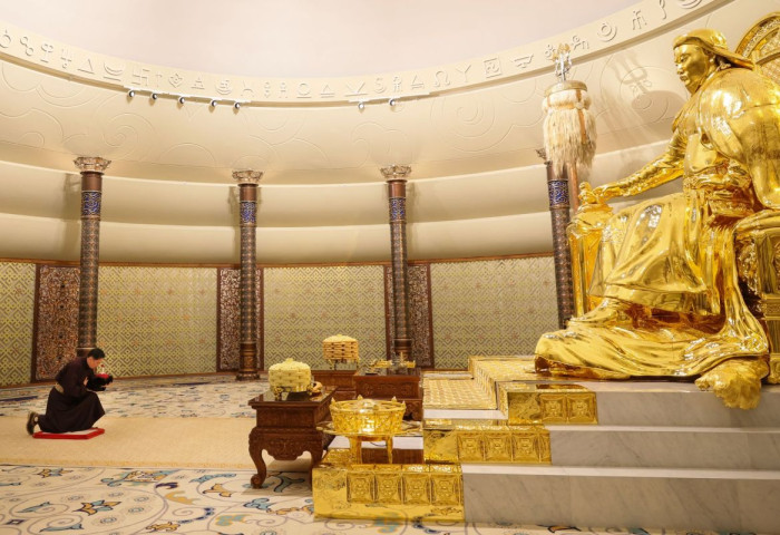 Шинийн нэгний өглөө Монгол Улсын Ерөнхийлөгч У.Хүрэлсүх, Улсын Их Хурлын дарга Н.Учрал, Монгол Улсын Ерөнхий сайд Г.Занданшатар нар Эзэн Богд Чингис хааны шүтээнд хүндэтгэл үзүүлжээ