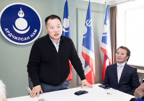 Ардчилсан Намын дарга, УИХ дахь Ардчилсан Намын бүлгийн дарга О.Цогтгэрэл өнөөдөр /2026.03.02/ Ардчилсан социалист хөдөлгөөнийг үүсгэн байгуулагч, ахмад гишүүдэд “Ардчиллын гэрэгэ”-г гардуулав.