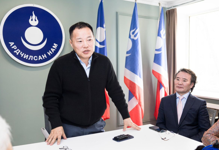 Ардчилсан Намын дарга, УИХ дахь Ардчилсан Намын бүлгийн дарга О.Цогтгэрэл өнөөдөр /2026.03.02/ Ардчилсан социалист хөдөлгөөнийг үүсгэн байгуулагч, ахмад гишүүдэд “Ардчиллын гэрэгэ”-г гардуулав.