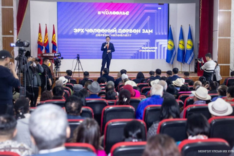 УИХ-ын дарга Н.Учрал тэргүүтэй гишүүд, сайд нар төвийн болон хойд бүсийн 2100 гаруй иргэнтэй уулзлаа