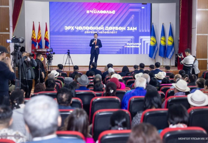 УИХ-ын дарга Н.Учрал тэргүүтэй гишүүд, сайд нар төвийн болон хойд бүсийн 2100 гаруй иргэнтэй уулзлаа