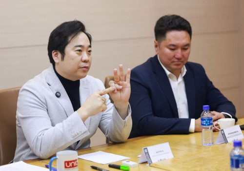 НИТХ-ын дарга А.Баяр  ХБНГУ-ын эмнэлгийн эрүүл ахуйн нийгэмлэг (DGKH)-ийн дэд ерөнхийлөгч, профессор Вальтер Поппыг хүлээн авч уулзлаа