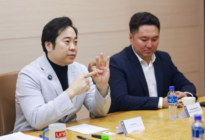 НИТХ-ын дарга А.Баяр  ХБНГУ-ын эмнэлгийн эрүүл ахуйн нийгэмлэг (DGKH)-ийн дэд ерөнхийлөгч, профессор Вальтер Поппыг хүлээн авч уулзлаа