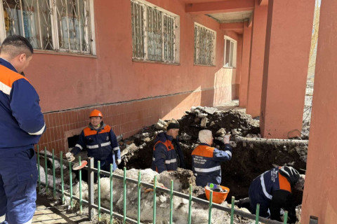 Хилчингийн долоодугаар байрны 24 метр халуун усны шугамд гарсан гэмтлийг засаж байна
