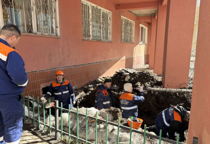 Хилчингийн долоодугаар байрны 24 метр халуун усны шугамд гарсан гэмтлийг засаж байна