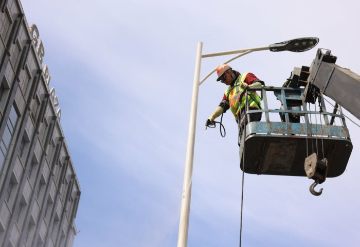Гэрэлтүүлгийн ил задгай кабель, тагийг засварлах солих, угаах ажил үргэлжилж байна