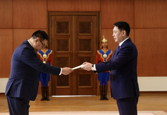 Киргиз Улсын Элчин сайд Итгэмжлэх жуух бичгээ өргөн барилаа