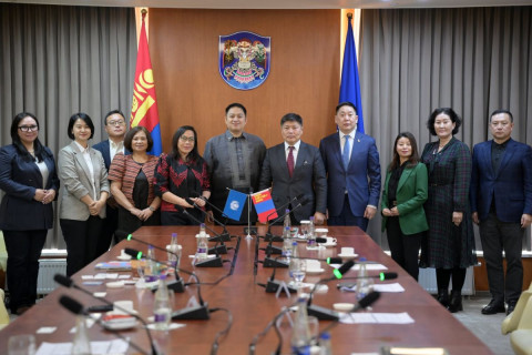 Хотын дарга Х.Нямбаатар англи хэлний багш нарын ур чадвар, хүртээмжийг сайжруулах зорилгоор Филиппин улсын боловсролын байгууллагын төлөөлөлтэй уулзлаа