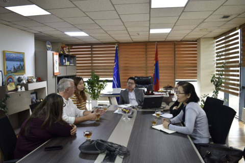 МЭРГЭШСЭН ЗАН ҮЙЛ СУДЛААЧДЫН ХОЛБООНЫ ОЛОН УЛСЫН ХӨГЖИЛ ХАРИУЦСАН ЗАХИРЛЫГ ХҮЛЭЭН АВЧ УУЛЗЛАА