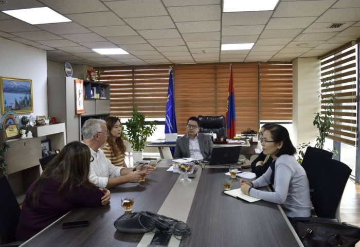 МЭРГЭШСЭН ЗАН ҮЙЛ СУДЛААЧДЫН ХОЛБООНЫ ОЛОН УЛСЫН ХӨГЖИЛ ХАРИУЦСАН ЗАХИРЛЫГ ХҮЛЭЭН АВЧ УУЛЗЛАА