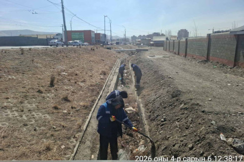 Үерийн хамгаалалтын далан, сувгийн цэвэрлэгээг тогтмол хийж байна