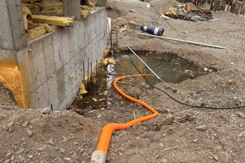 Дунд гол руу техникийн бохирдолтой хөрсний усаа шавхсан “Лонсин Монголиа” ХХК-ийн зөрчлийг илрүүлж, таслан зогсоолоо