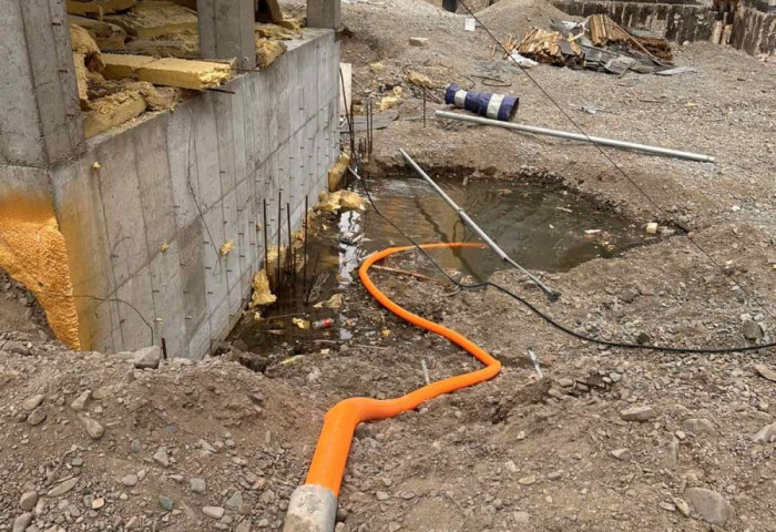 Дунд гол руу техникийн бохирдолтой хөрсний усаа шавхсан “Лонсин Монголиа” ХХК-ийн зөрчлийг илрүүлж, таслан зогсоолоо