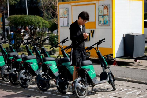 Өнөөдрөөс скүүтер, мопед явган хүний замаар зорчихгүй