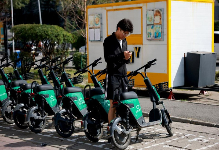 Өнөөдрөөс скүүтер, мопед явган хүний замаар зорчихгүй