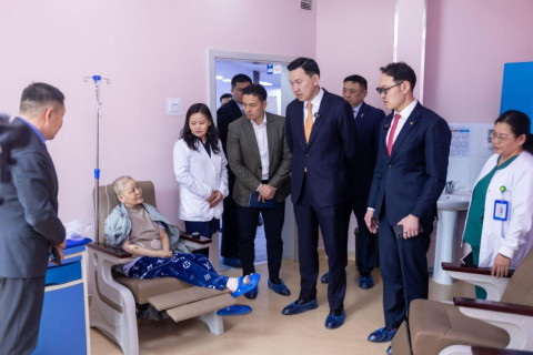 Э.Батшугар - Эрүүл мэндийн сайд уу, эмийн бизнес эрхлэгч үү?