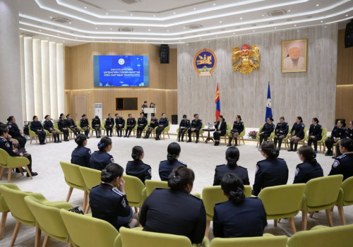 Хан-Уул дүүргийн цагдаагийн газрын эмэгтэй алба хаагчидтай уулзлаа