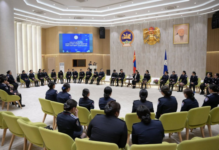 Хан-Уул дүүргийн цагдаагийн газрын эмэгтэй алба хаагчидтай уулзлаа