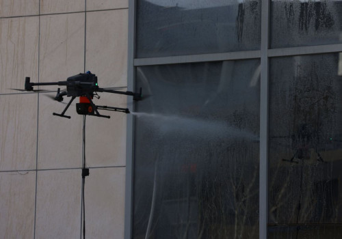 Барилгын гадна фасад, гэрлэн дохиог тусгай төхөөрөмж ашиглан угааж байна