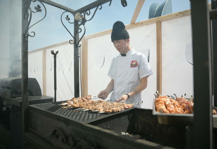 “UB food festival” олон улсын хоолны өдөрлөгт 30 аж ахуйн нэгж 18 үндэстний хоол, зуушаар үйлчилж байна