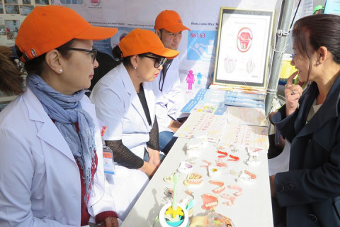 Сүхбаатарын талбайд “Эрүүл мэндийг дэмжих нээлттэй хаалганы өдөрлөг” болж байна