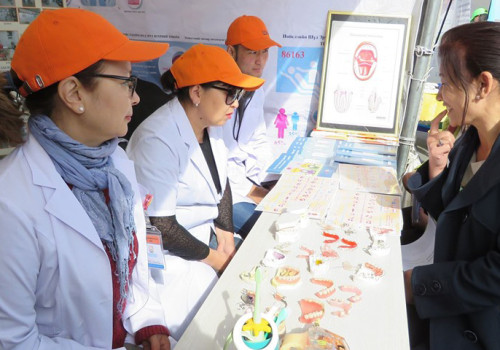 Сүхбаатарын талбайд “Эрүүл мэндийг дэмжих нээлттэй хаалганы өдөрлөг” болж байна