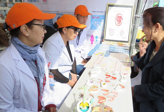 Сүхбаатарын талбайд “Эрүүл мэндийг дэмжих нээлттэй хаалганы өдөрлөг” болж байна