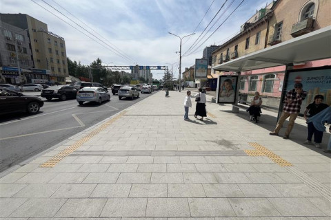 Нийслэлийн таван байршилд явган хүний зам шинэчлэх ажил үргэлжилж байна