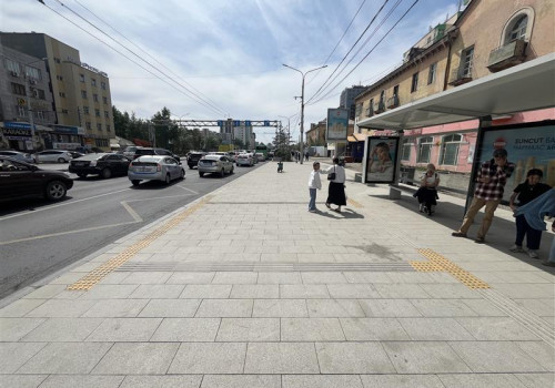 Нийслэлийн таван байршилд явган хүний зам шинэчлэх ажил үргэлжилж байна