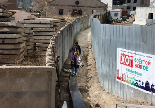 Нийтийн эзэмшлийн талбайг хашаалж, явган хүний замыг хаасан зөрчлийг 14 хоногт арилгуулах мэдэгдэл хүргүүллээ