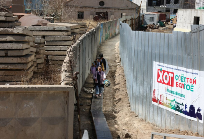Нийтийн эзэмшлийн талбайг хашаалж, явган хүний замыг хаасан зөрчлийг 14 хоногт арилгуулах мэдэгдэл хүргүүллээ