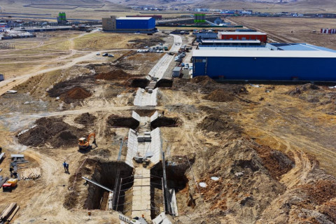 Буянт-Ухаа олон улсын нисэх буудлын үерийн хамгаалалтын далан дээгүүр ШШЕГ руу нэвтрэх гүүрэн байгууламж барьж байна