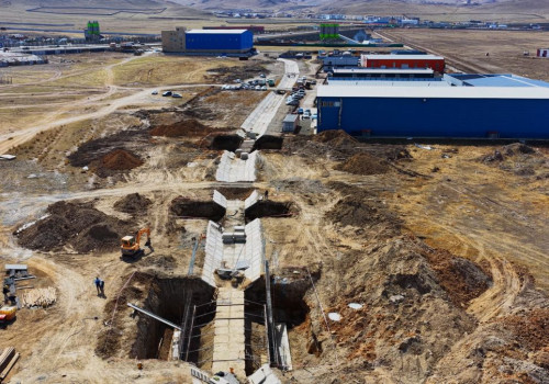 Буянт-Ухаа олон улсын нисэх буудлын үерийн хамгаалалтын далан дээгүүр ШШЕГ руу нэвтрэх гүүрэн байгууламж барьж байна