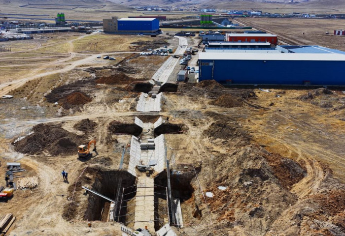 Буянт-Ухаа олон улсын нисэх буудлын үерийн хамгаалалтын далан дээгүүр ШШЕГ руу нэвтрэх гүүрэн байгууламж барьж байна