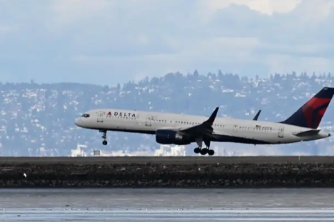 “Delta” компани олон зуун нислэгээ цуцалжээ