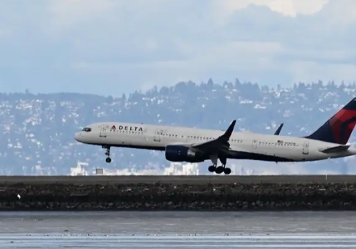 “Delta” компани олон зуун нислэгээ цуцалжээ
