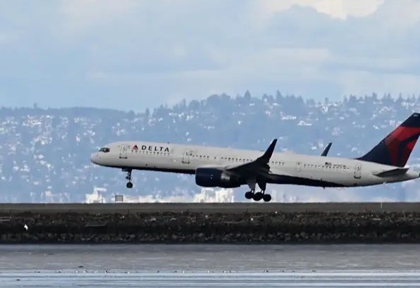 “Delta” компани олон зуун нислэгээ цуцалжээ