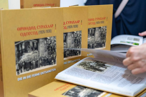 “Өрнөдөд сурахаар одогсод” цомгийг монгол, герман хэлээр хэвлүүлжээ