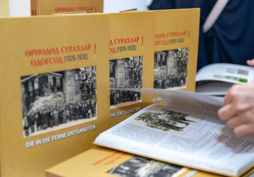 “Өрнөдөд сурахаар одогсод” цомгийг монгол, герман хэлээр хэвлүүлжээ