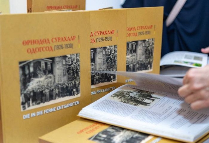 “Өрнөдөд сурахаар одогсод” цомгийг монгол, герман хэлээр хэвлүүлжээ