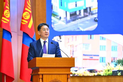 Ерөнхийлөгч У.Хүрэлсүх хувийн хэвшлийн эрүүл мэндийн байгууллага, Өрхийн эрүүл мэндийн төвийн эмч ажилтнуудтай уулзлаа